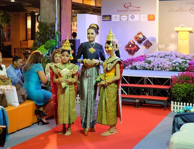  &ldquo; ชมรมสานใจ สายใยผ้าซิ่น &rdquo; จัดงาน &ldquo; ผ้าทอทั่วไทย สานใจ ถวายพระพร &rdquo;