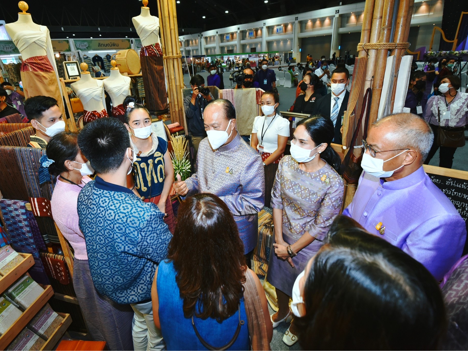 ประชารัฐรักสามัคคีฯ ประเทศไทย ร่วมออกบูธงาน &ldquo;OTOP Midyear 2022&rdquo;  ผลักดันผลิตภัณฑ์ชุมชนออกสู่ตลาด สร้างรายได้กว่า 2.4 ล้านบาท
