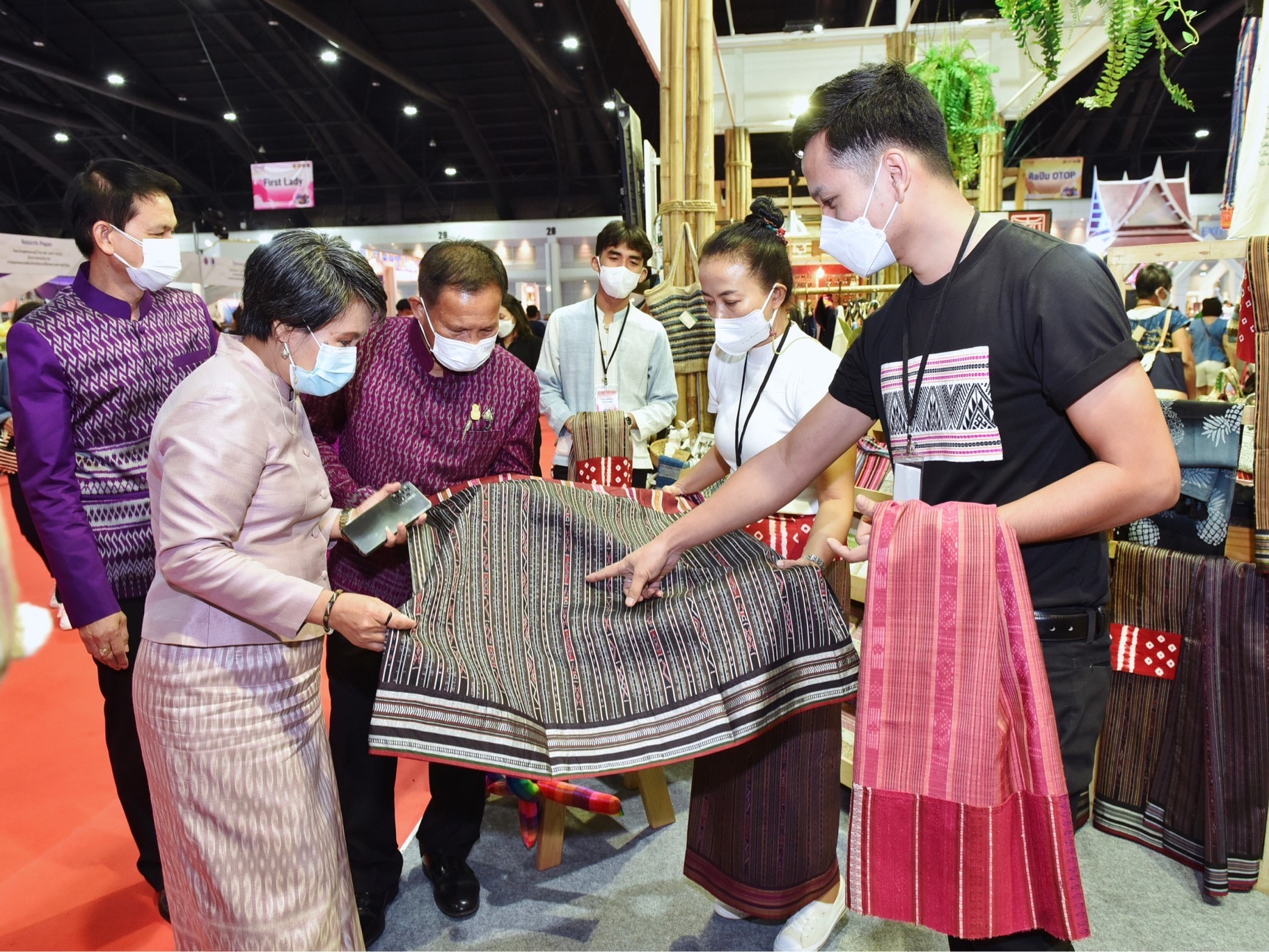 ประชารัฐรักสามัคคีฯ ประเทศไทย ร่วมออกบูธงาน &ldquo;OTOP Midyear 2022&rdquo;  ผลักดันผลิตภัณฑ์ชุมชนออกสู่ตลาด สร้างรายได้กว่า 2.4 ล้านบาท