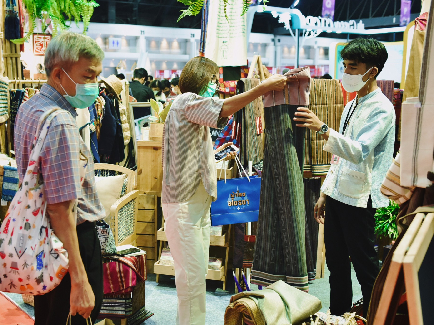 ประชารัฐรักสามัคคีฯ ประเทศไทย ร่วมออกบูธงาน &ldquo;OTOP Midyear 2022&rdquo;  ผลักดันผลิตภัณฑ์ชุมชนออกสู่ตลาด สร้างรายได้กว่า 2.4 ล้านบาท