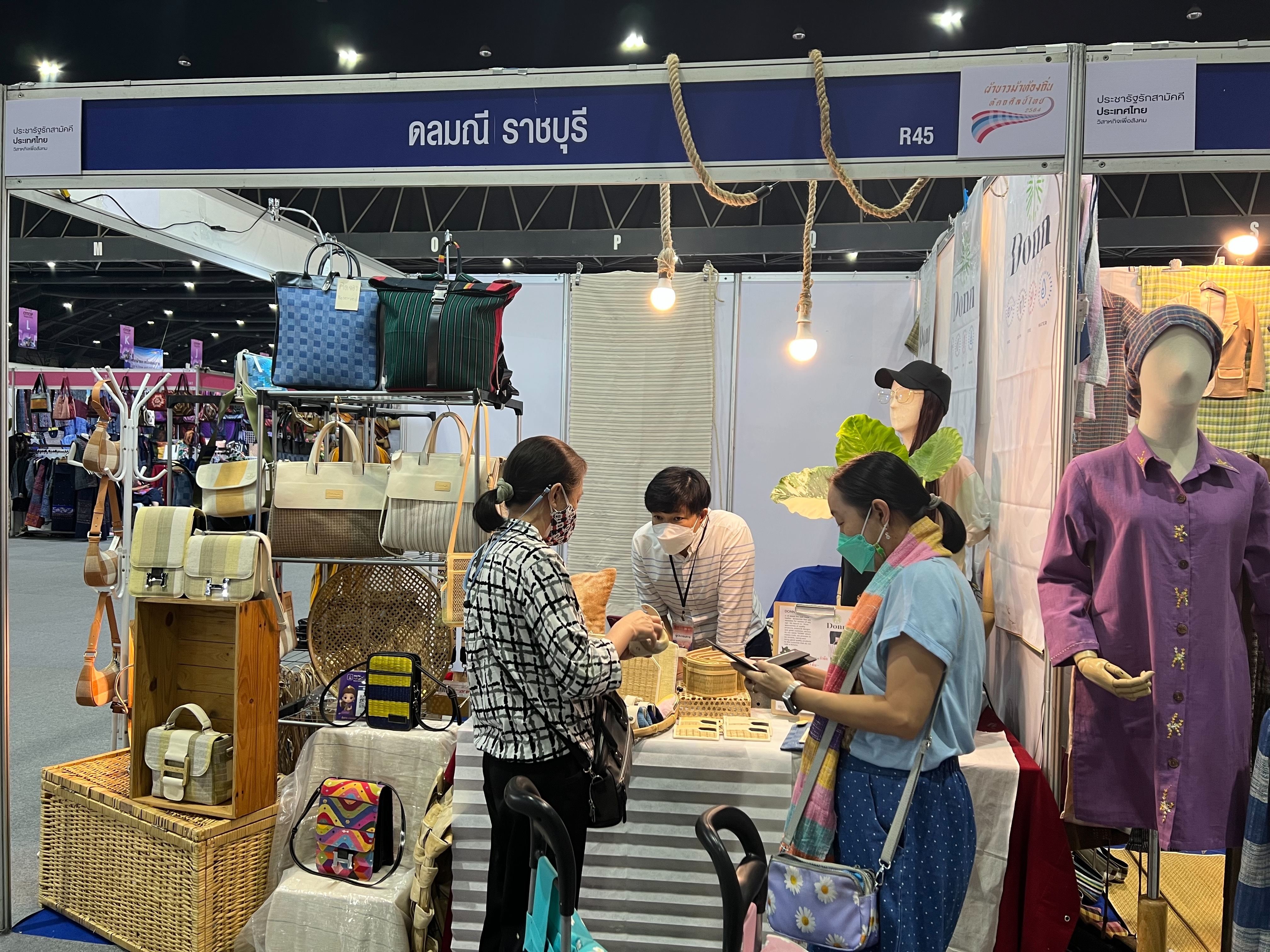 ประชารัฐรักสามัคคีฯ ประเทศไทย ร่วมออกบูธงาน &ldquo;OTOP Midyear 2022&rdquo;  ผลักดันผลิตภัณฑ์ชุมชนออกสู่ตลาด สร้างรายได้กว่า 2.4 ล้านบาท