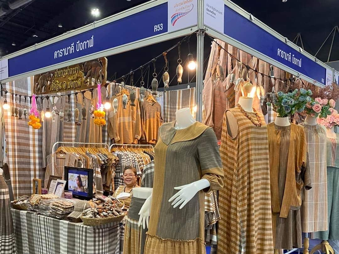 ประชารัฐรักสามัคคีฯ ประเทศไทย ร่วมออกบูธงาน &ldquo;OTOP Midyear 2022&rdquo;  ผลักดันผลิตภัณฑ์ชุมชนออกสู่ตลาด สร้างรายได้กว่า 2.4 ล้านบาท