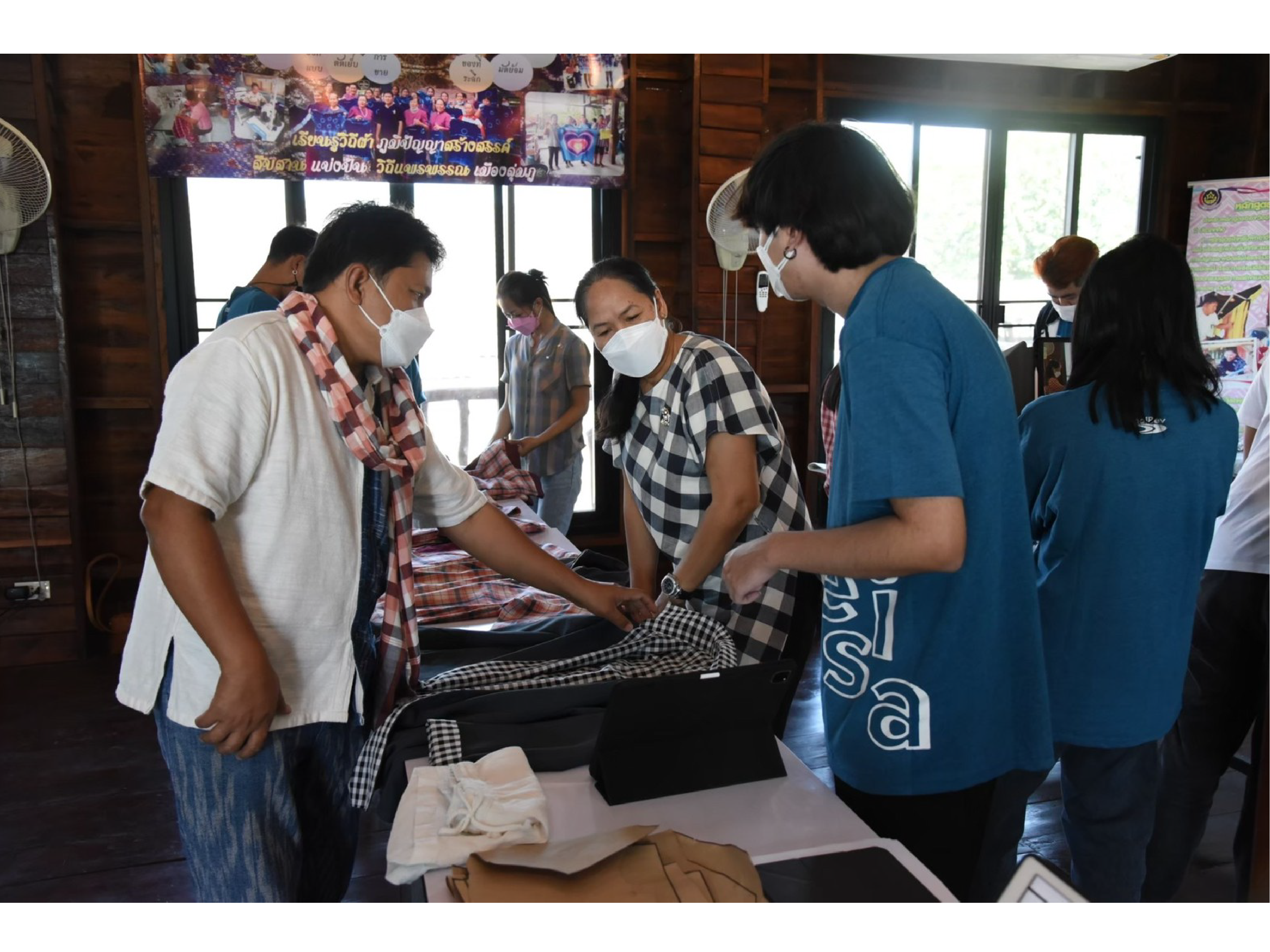 โครงการผ้าขาวม้าท้องถิ่นหัตถศิลป์ไทย ร่วมกับ eisa นำนักศึกษา ม.เทคโนโลยีพระจอมเกล้าธนบุรี และ ม.หอการค้าไทย ลงพื้นที่กลุ่มทอผ้าพื้นเมืองบ้านนาคำไฮ &ldquo;เทวาผ้าไทย&rdquo; จ.หนองบัวลำภู