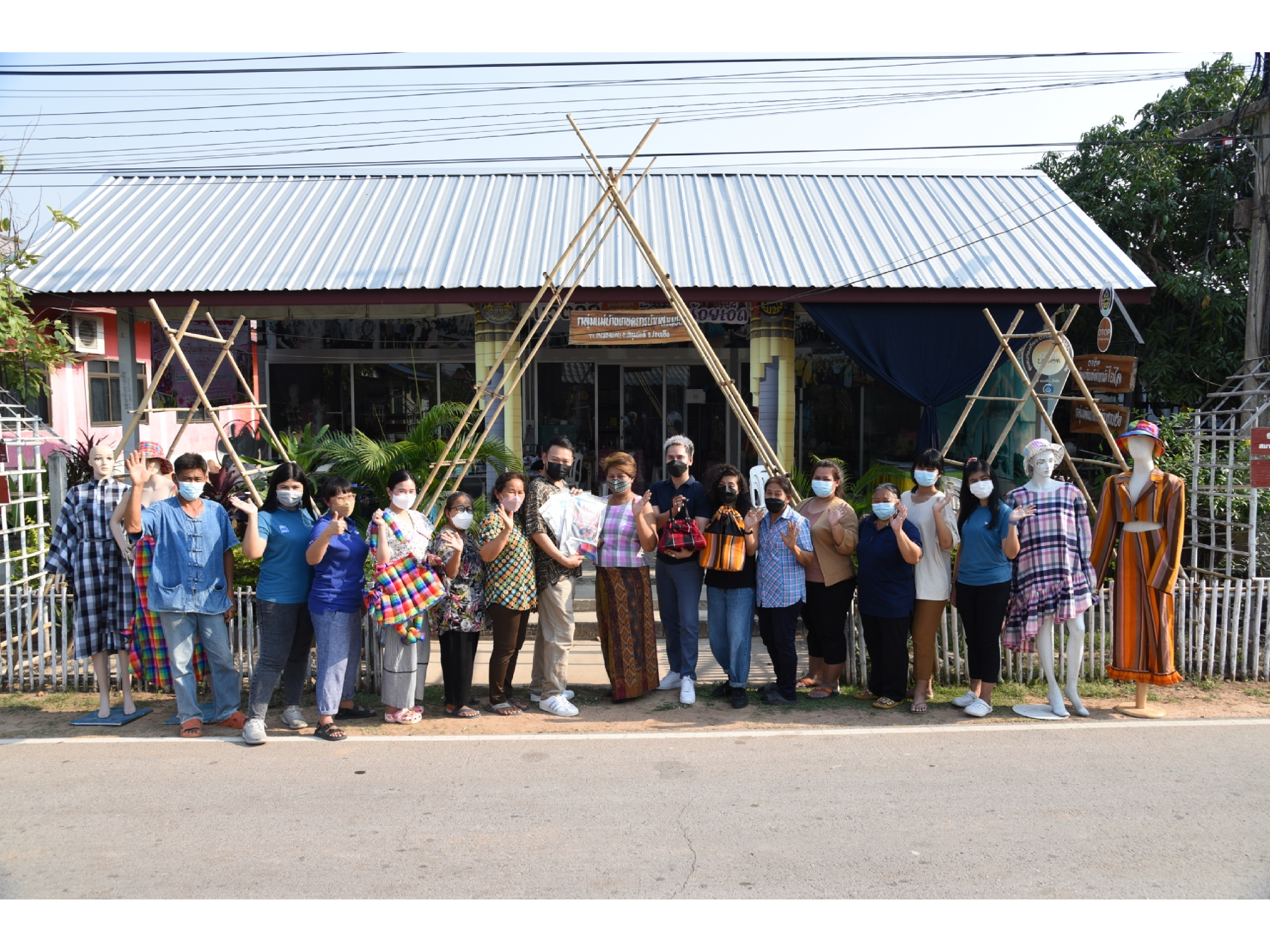 โครงการผ้าขาวม้าท้องถิ่นหัตถศิลป์ไทย ร่วมกับ eisa นำนักศึกษา ม.กรุงเทพ ลงพื้นที่กลุ่มพัฒนาสตรีทอผ้าบ้านสวนปอ &ldquo;ไฉไล&rdquo; จ.ร้อยเอ็ด