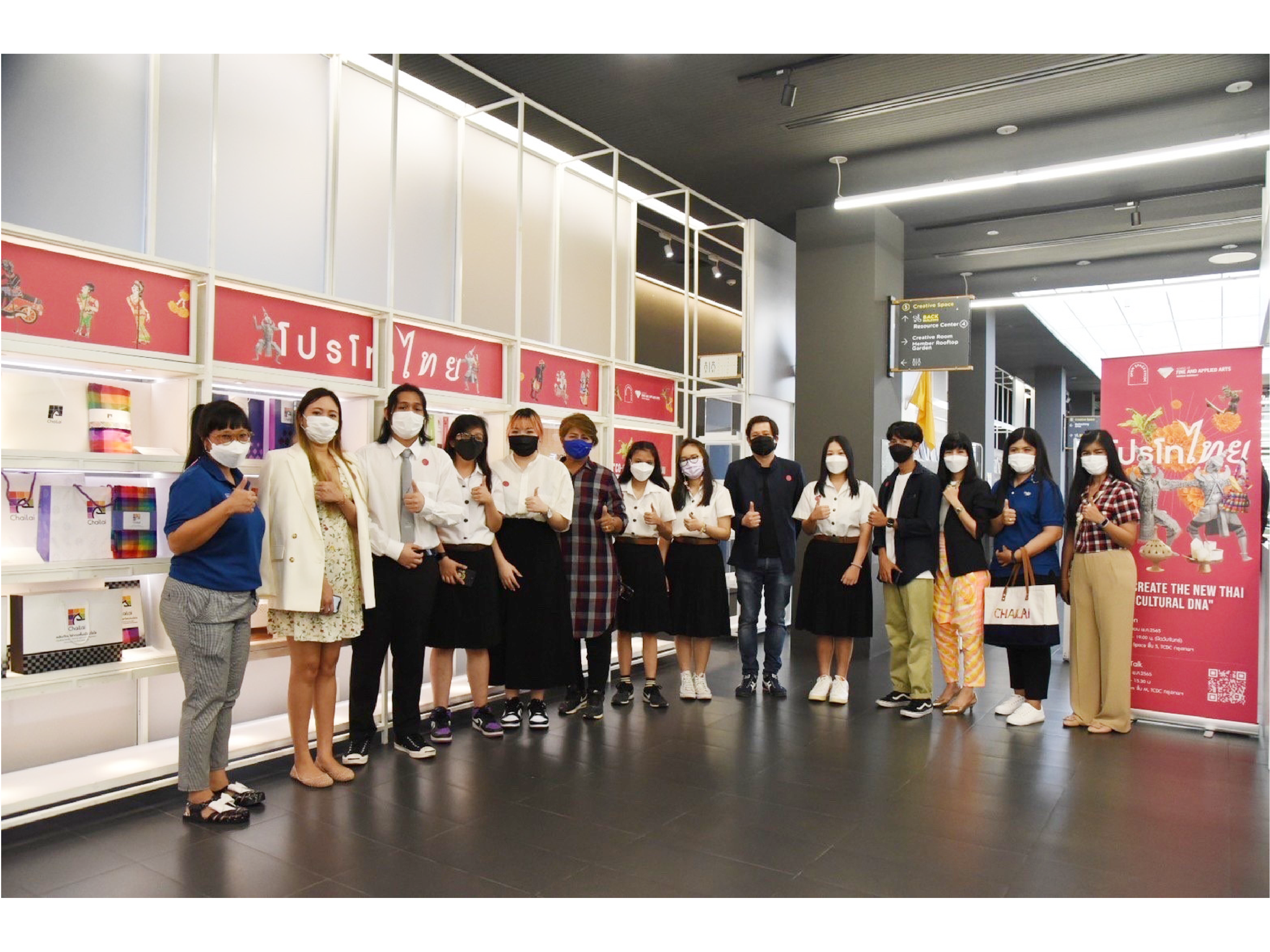 โครงการผ้าขาวม้าท้องถิ่นหัตถศิลป์ไทย ร่วมกับ eisa นำนักศึกษา ม.กรุงเทพ ลงพื้นที่กลุ่มพัฒนาสตรีทอผ้าบ้านสวนปอ &ldquo;ไฉไล&rdquo; จ.ร้อยเอ็ด